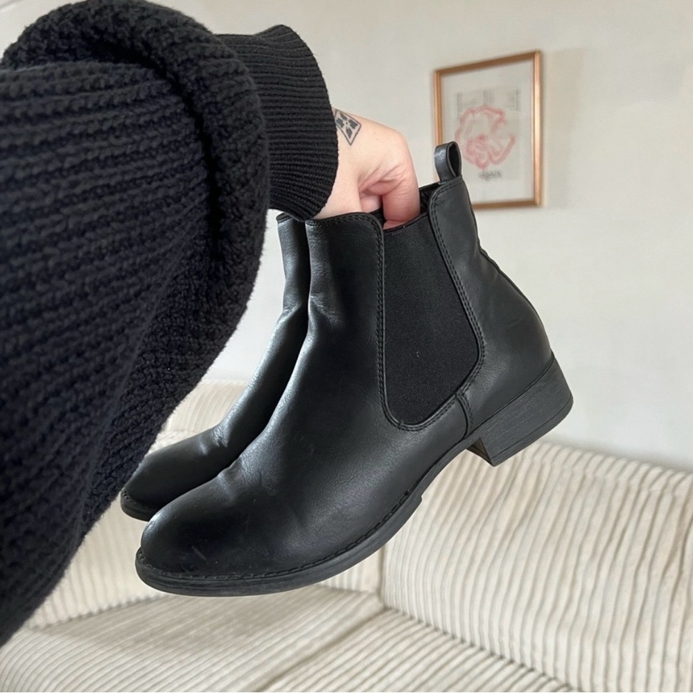 Source Unknown Sleek Black Ankle Booties